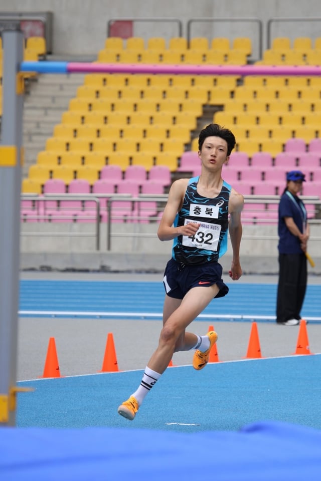 충북체중 곽시헌이 23일 부산광역시 부산아시아드경기장에서 열린 제55회 전국소년체육대회 육상 남중부 높이뛰기 결승에서 도약하고 있다. /사진=대한육상연맹 제공
