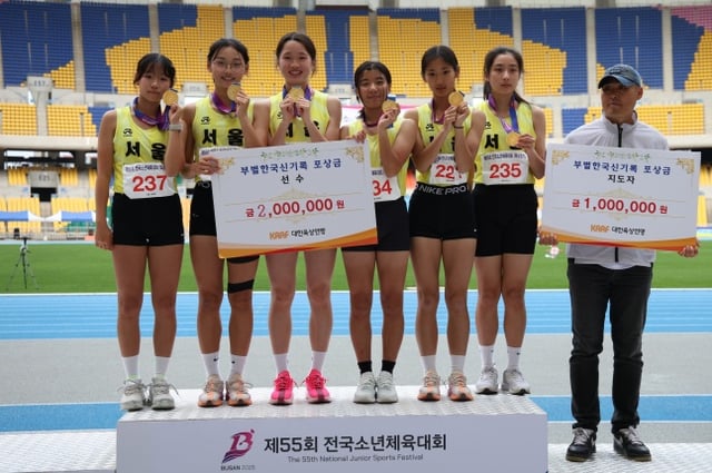 왕서윤이 속한 서울체중 선수들이 23일 부산광역시 부산아시아드경기장에서 열린 제55회 전국소년체육대회 육상 여중부 4x100m 릴레이 경기 우승 후 기뻐하고 있다. /사진=대한육상연맹 제공