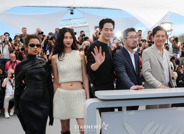 (Cannes=NEWS1) Correspondent Lee Jun-seong = On the 18th, the local time in Cannes, a small town in southern France, where the 79th Cannes International Film Festival is being held, at the Palais des Festivals, during a photocall for the competition film 'Hope', actors Taylor Russell, Jung Ho-yeon, Jo In-sung, director Na Hong-jin, and Hwang Jung-min posed for photos. 2026.5.18/NEWS1 Copyright © NEWS1. All rights reserved. Unauthorized reproduction, redistribution, and use for AI learning are prohibited. /Photo=NEWS1) Correspondent Lee Jun-seong
