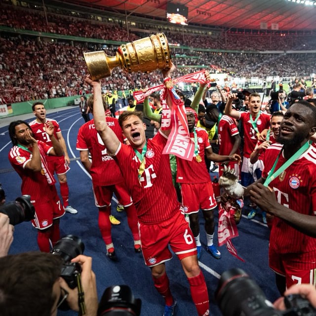 Joshua Kimmich (center) celebrates after the 2025-2026 DFB Pokal final held at 3 a.m. (Korean time) on the 24th at Olympiastadion Berlin in Berlin, Germany. /Photo=Bayern Munich official social networking service (SNS)