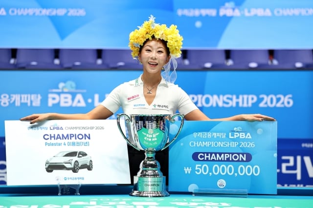 김가영이 23일 경기도 고양시 '고양 킨텍스 PBA 스타디움'에서 열린 프로당구 2026-2027시즌 개막 투어 '우리금융캐피탈 PBA-LPBA 챔피언십' LPBA 결승전에서 우승한 뒤 상금과 트로피, 장기렌트가 1년 이용권을 품에 안고 기뻐하고 있다. /사진=PBA 투어 제공