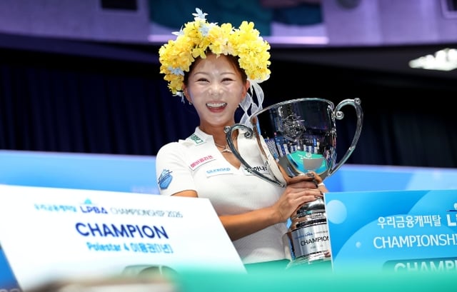 김가영이 23일 경기도 고양시 '고양 킨텍스 PBA 스타디움'에서 열린 프로당구 2026-2027시즌 개막 투어 '우리금융캐피탈 PBA-LPBA 챔피언십' LPBA 결승전에서 우승을 차지한 뒤 트로피를 들고 포즈를 취하고 있다. /사진=PBA 투어 제공
