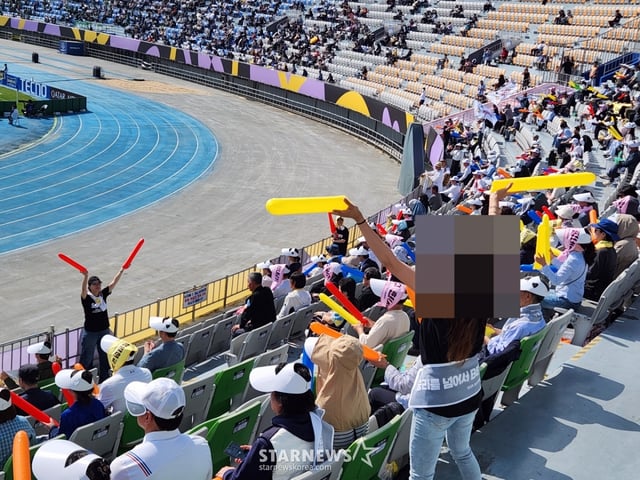私の故郷の女子サッカー団の観客席。 チアリーダーや応援団まで同行して応援する姿。 /写真=朴コンド記者