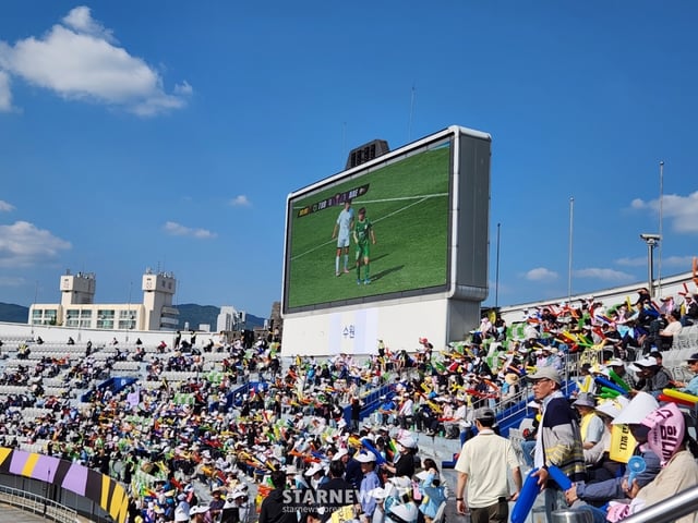 私の故郷の女子サッカー団を応援する観衆たち。 /写真=朴コンド記者