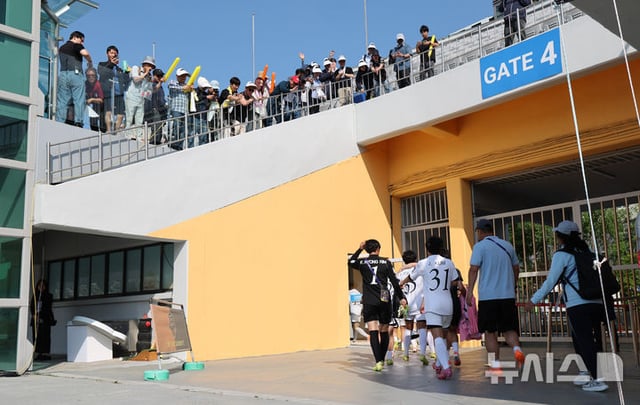 競技場を離れる私の故郷の女子サッカー団(下)と挨拶する観衆(上)。 /写真=ニューシス