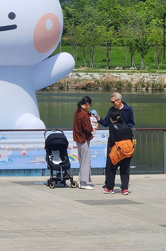 3월 온라인 커뮤니티에 공개된 김민희, 홍상수 감독 목격담