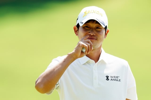 양지호가 24일 충남 천안시 우정힐스 컨트리클럽(파71)에서 열린 코오롱 제67회 한국오픈 선수권대회(총상금 14억 원) 최종 4라운드에서 퍼팅에 성공한 뒤 미소를 짓고 있다. /사진=대회조직위원회 제공