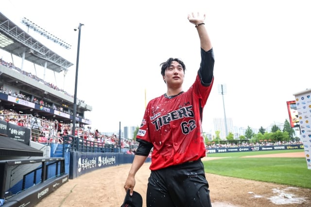 KIA 정해영이 24일 광주 SSG전에서 KBO 최연소 150세이브에 성공한 뒤 관중들의 환호에 응답하고 있다. /사진=KIA 타이거즈 제공