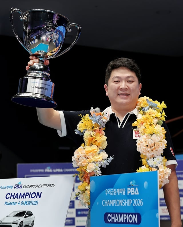 조건휘가 24일 경기도 고양시 '고양 킨텍스 PBA 스타디움'에서 열린 프로당구 2026-2027시즌 개막 투어 '우리금융캐피탈 PBA-LPBA 챔피언십'에서 우승을 차지 후 트로피를 들어올리고 있다. /사진=PBA 제공