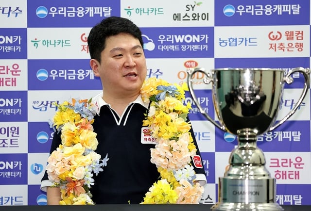 조건휘가 24일 경기도 고양시 '고양 킨텍스 PBA 스타디움'에서 열린 프로당구 2026-2027시즌 개막 투어 '우리금융캐피탈 PBA-LPBA 챔피언십' 우승을 차지한 뒤 기자회견에서 소감을 밝히고 있다. /사진=PBA 제공