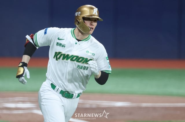 2026 신한 SOL KBO리그 키움 히어로즈 대 SSG 랜더스 경기가 21일 서울 고척스카이돔에서 열렸다.  키움 임병욱이 3회말 무사 1루에서 우전 안타를 날리고 질주하고 있다. /사진=김진경 대기자