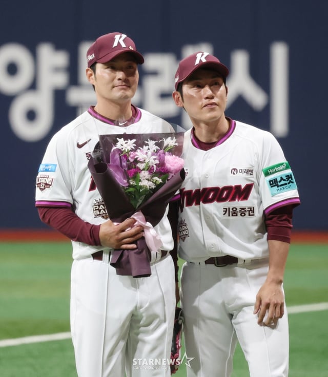 2026 신한 SOL KBO리그 키움 히어로즈 대 삼성 라이온즈 경기가 26일 서울 고척스카이돔에서 열렸다.  키움 박병호가 1회초 수비에 나선 후 삼성 타자가 타석에 들어서자 교체되며 서건창에게 꽃다발을 받고 있다. /사진=김진경 대기자