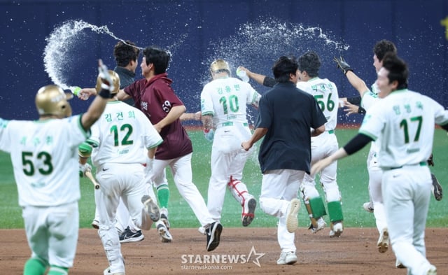 2026 신한 SOL KBO리그 키움 히어로즈 대 SSG 랜더스 경기가 20일 서울 고척스카이돔에서 열렸다.  키움 김웅빈이 9회말 2사 1,2루에서 끝내기 안타를 날린 후 동료들과 기뻐하고 있다. /사진=김진경 대기자