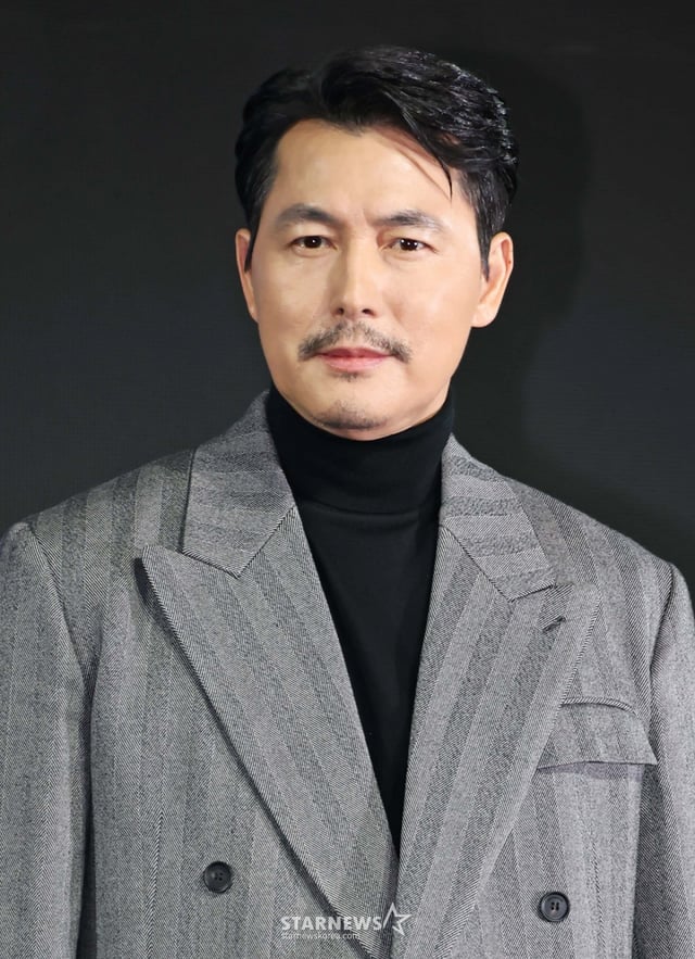 배우 정우성이 15일 오전 서울 강남구 그랜드 인터컨티넨탈 서울 파르나스 호텔에서 진행된 디즈니+ 오리지널 시리즈 '메이드 인 코리아' 제작발표회에 참석해 포즈를 취하고 있다. 부와 권력에 대한 야망을 지닌 남자와 그를 막기 위해 모든 것을 내던진 검사, 시대의 소용돌이 속 펼쳐지는 이야기 '메이드 인 코리아'는 오는 24일 공개된다. /2025.12.15 /사진=이동훈 photoguy@