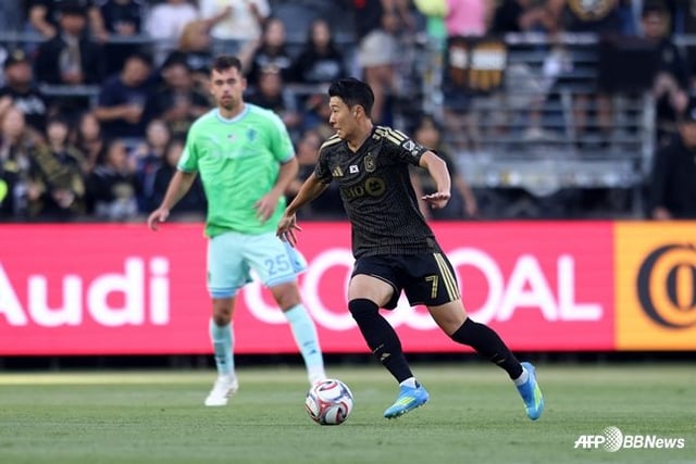 Son Heung-min (center) breaks through the opposing defense during the 2026 U.S. Major League Soccer (MLS) match against Seattle Sounders at BMO Stadium in Los Angeles, U.S., on the 25th (Korean time). /AFPBBNews=NEWS1