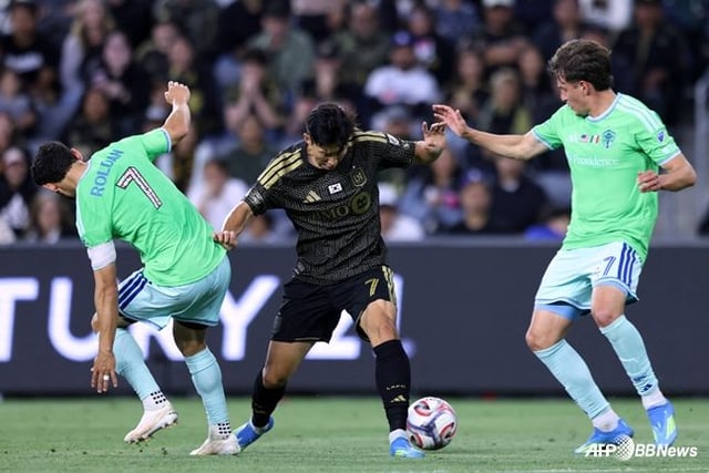 Son Heung-min (center) breaks through the opposing defense during the 2026 U.S. Major League Soccer (MLS) match against Seattle Sounders at BMO Stadium in Los Angeles, U.S., on the 25th (Korean time). /AFPBBNews=NEWS1