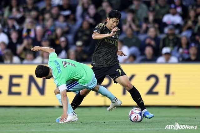Son Heung-min attempts a dribble during the 2026 U.S. Major League Soccer (MLS) match against Seattle Sounders at BMO Stadium in Los Angeles, U.S., on the 25th (Korean time). /AFPBBNews=NEWS1