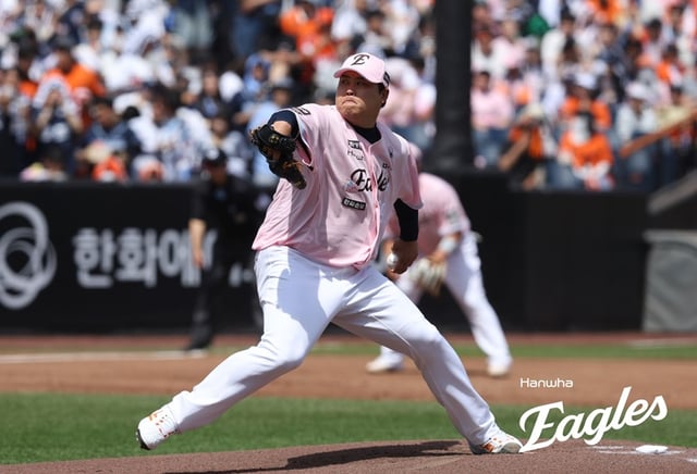24일 두산전에서 투구하는 류현진. /사진=한화 이글스