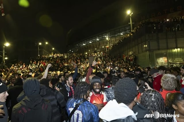 아스널의 2025-2026 EPL 우승을 축하하기 위해 거리로 나온 팬들의 모습. /AFPBBNews=뉴스1