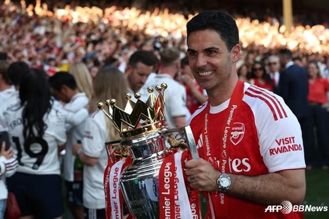 EPL 우승컵을 든 스페인 출신의 미켈 아르테타 아스널 감독. /AFPBBNews=뉴스1