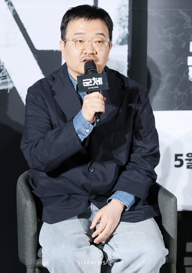 연상호 감독이 6일 서울 용산구 CGV 아이파크몰에서 진행된 영화 '군체(감독 연상호)' 제작보고회에 참석해 질의응답을 하고 있다. /2026.04.06 /사진=김휘선 hwijpg@