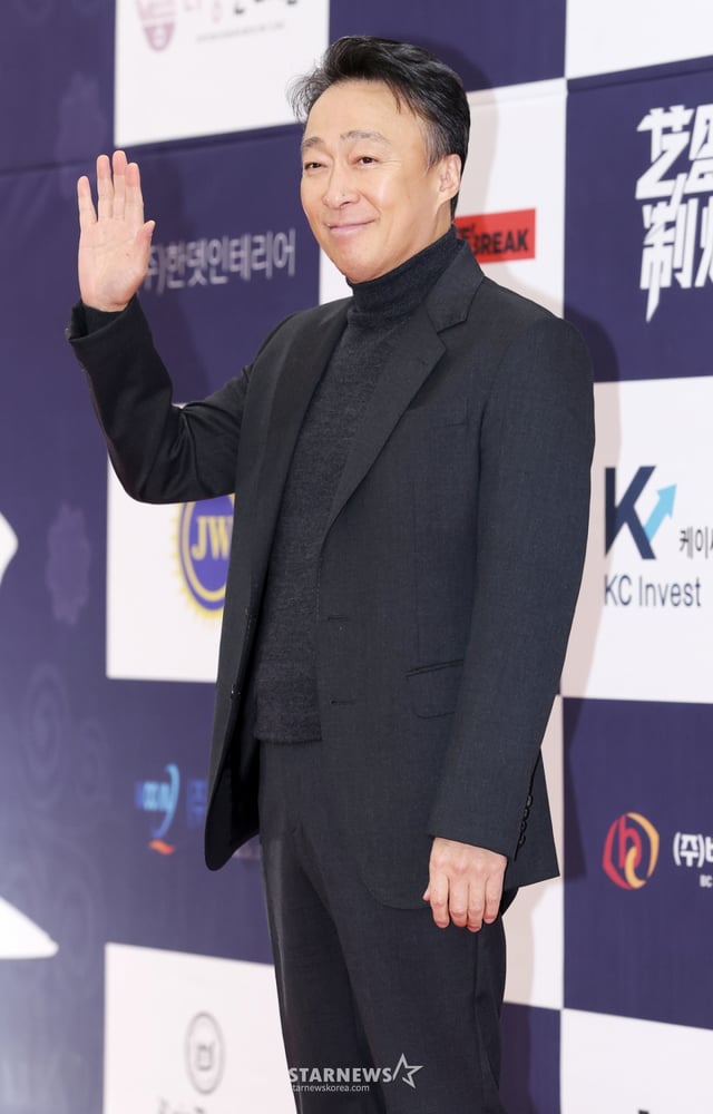 배우 이성민이 23일 서울 강남구 건설회관에서 진행된 '제29회 춘사국제영화제' 레드카펫 행사에 참석해 포즈를 취하고 있다./2025.12.23 /사진=김휘선 hwijpg@