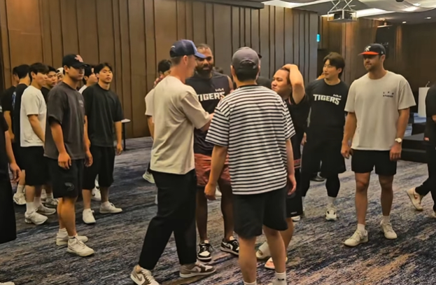 전 KIA 타이거즈 아시아쿼터 내야수 제리드 데일이 26일 선수단과 작별 인사를 나누고 있다. /사진=KIA 타이거즈 공식 SNS 갈무리