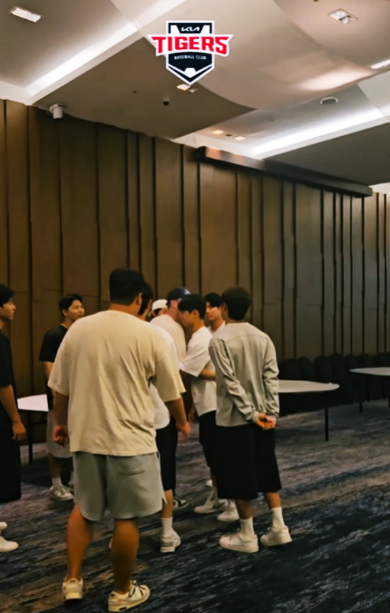 전 KIA 타이거즈 아시아쿼터 내야수 제리드 데일이 26일 선수단과 작별 인사를 나누고 있다. /사진=KIA 타이거즈 공식 SNS 갈무리
