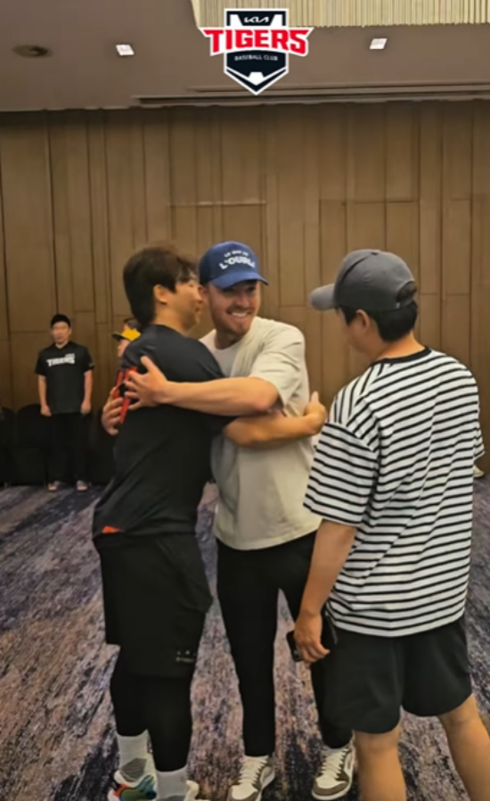 전 KIA 타이거즈 아시아쿼터 내야수 제리드 데일이 26일 선수단과 작별 인사를 나누고 있다. /사진=KIA 타이거즈 공식 SNS 갈무리
