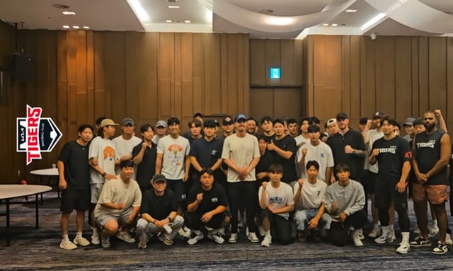 전 KIA 타이거즈 아시아쿼터 내야수 제리드 데일이 26일 선수단과 작별 인사를 나눈 뒤 단체 촬영에 입하고 있다. /사진=KIA 타이거즈 공식 SNS 갈무리