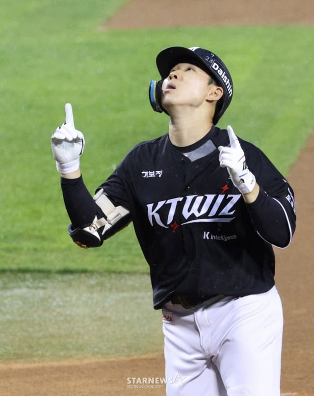KT 최원준이 26일 두산전 5회초 솔로 홈런을 날린 뒤 홈인하고 있다. /사진=김진경 대기자