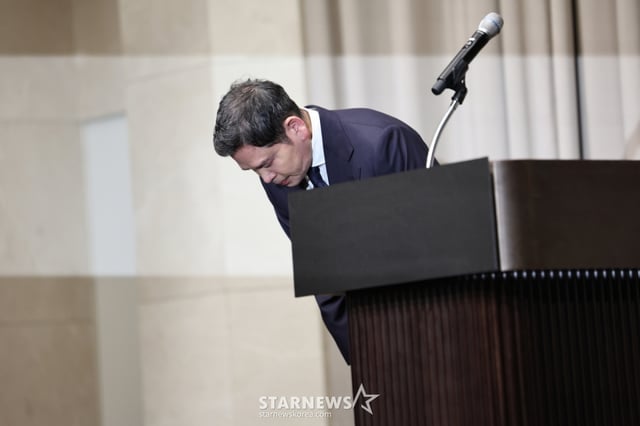 (서울=뉴스1) 구윤성 기자 = 정용진 신세계그룹 회장이 26일 오전 서울 강남구 조선팰리스에서 열린 기자회견에서 스타벅스 '탱크데이' 논란 관련 대국민 사과를 하고 있다. 2026.5.26/뉴스1  Copyright © 뉴스1. All rights reserved. 무단 전재 및 재배포,  AI학습 이용 금지. /사진=(서울=뉴스1) 구윤성 기자