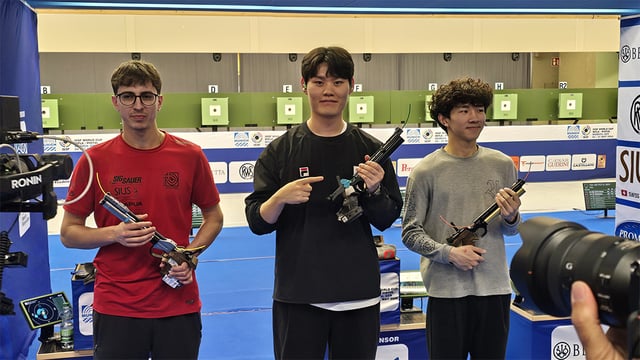 2026 국제사격연맹(ISSF) 뮌헨 월드컵 첫날 10m 공기권총 금메달을 차지한 홍수현(가운데). /사진=대한사격연맹 제공