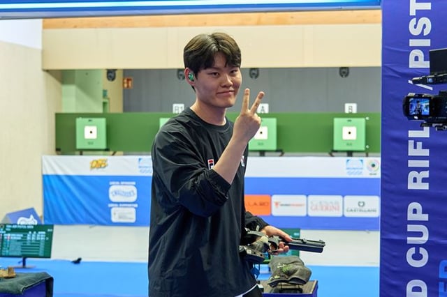 2026 국제사격연맹(ISSF) 뮌헨 월드컵 첫날 10m 공기권총 금메달을 차지한 홍수현. /사진=ISSF 제공