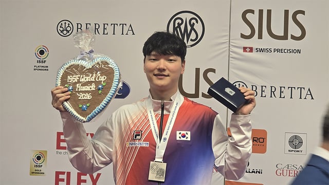 2026 국제사격연맹(ISSF) 뮌헨 월드컵 첫날 10m 공기소총 은메달을 차지한 신민기. /사진=대한사격연맹 제공