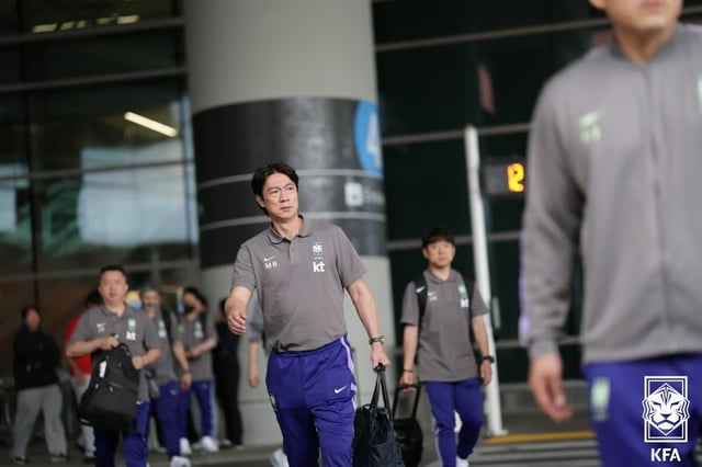 지난 19일 미국 유타 솔트레이크시티 국제공항에 도착한 홍명보 축구대표팀 감독. /사진=대한축구협회