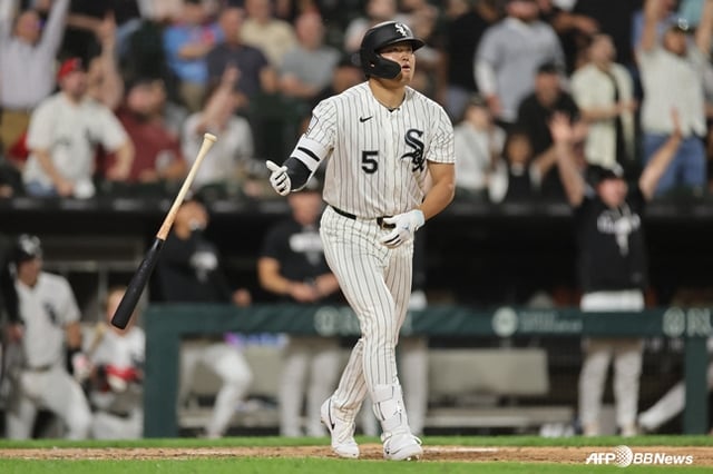 Murakami watching the home run ball. /AFPBBNews=NEWS1