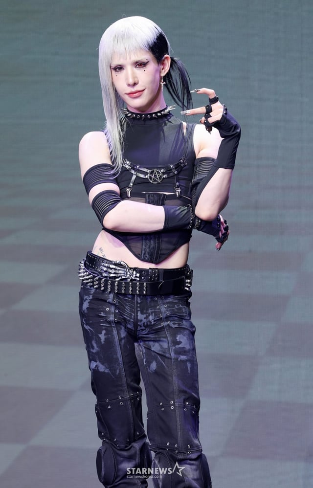 グループエックスラブウムティが27日、ソウル江南区のガビンアートホールで行われたミニ2集「I、GOD」発売記念ショーケースでポーズを取っている。 /2026.05.27 /写真=キム·フィソン hwijpg@