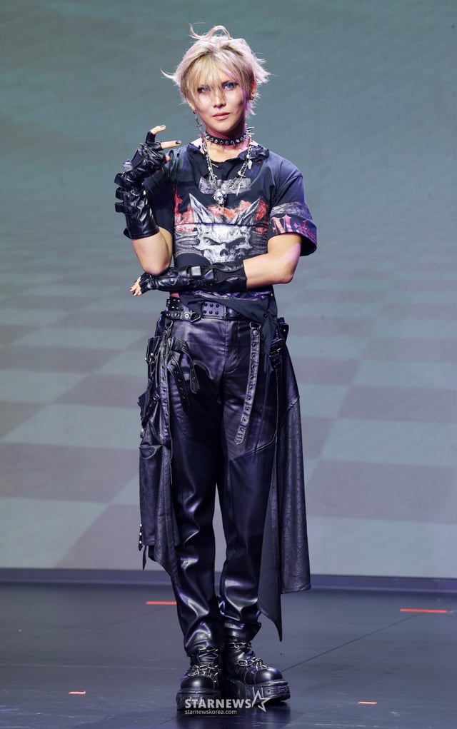 グループエックスラブヒョンが27日、ソウル江南区のガビンアートホールで行われたミニ2集「I、GOD」発売記念ショーケースでポーズを取っている。 /2026.05.27 /写真=キム·フィソン hwijpg@