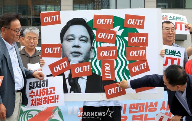 (서울=뉴스1) 이호윤 기자 = 전국민중행동 등 146개 단체 회원들이 27일 서울 종로구 광화문 광장에서 열린 '정용진 규탄, 스타벅스 불매운동 전국화 발표 기자회견'에서 퍼포먼스를 하고 있다. 2026.5.27/뉴스1 Copyright © 뉴스1. All rights reserved. 무단 전재 및 재배포, AI학습 이용 금지. /사진=(서울=뉴스1) 이호윤 기자