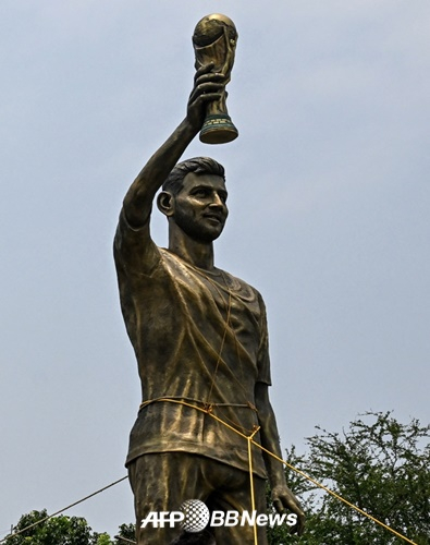 Lionel Messi statue erected in Kolkata, India. /AFPBBNews=NEWS1