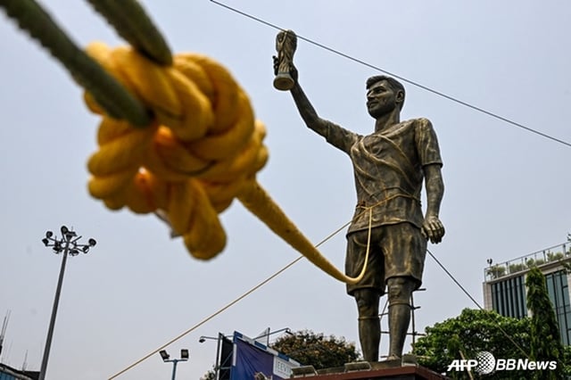 Lionel Messi statue secured with ropes. /AFPBBNews=NEWS1
