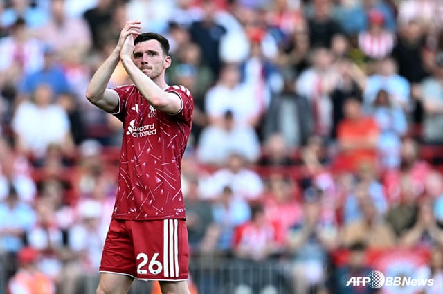 Andy Robertson saying goodbye to Liverpool fans. /AFPBBNews=NEWS1