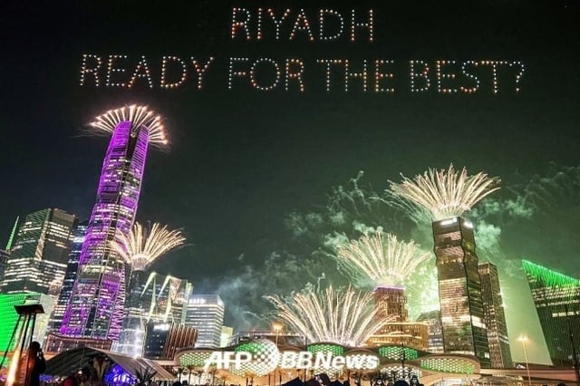 2024년 12월 12일(한국시간) 사우디아라비아의 2034 FIFA 월드컵 개최가 확정되자, 사우다아라비아 수도인 리야드에서 드론 쇼와 불꽃쇼가 펼쳐지고 있다. /AFPBBNews=뉴스1