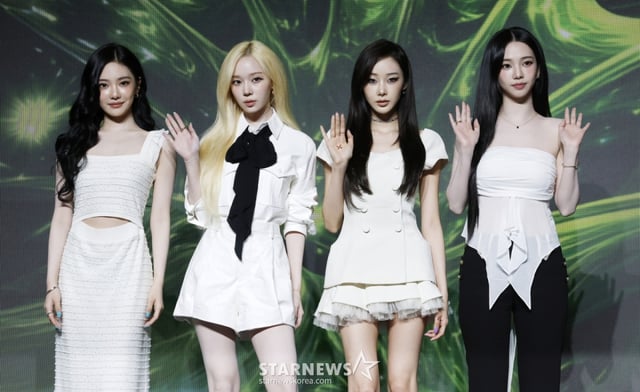 [서울=뉴시스] 김혜진 기자 = 그룹 에스파(왼쪽부터 닝닝, 윈터, 지젤, 카리나)가 28일 서울 송파구 소피텔에서 열린 두 번째 정규앨범 '레모네이드' 발매 기념 기자간담회에서 포즈를 취하고 있다. 2026.05.28. jini@newsis.com /사진=김혜진