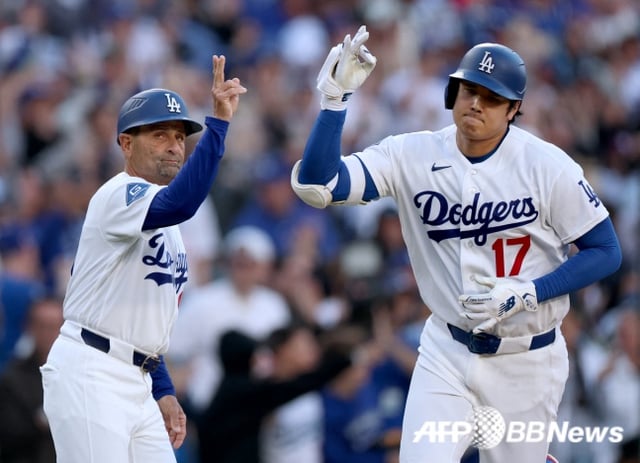 LAD 오타니가 28일(한국시간) 2026 MLB 정규시즌 콜로라도와 홈경기에서 1회말 홈런을 치고 그라운드를 돌고 있다 . /AFPBBNews=뉴스1