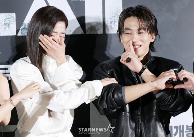 배우 전지현, 구교환이 6일 서울 용산구 CGV 아이파크몰에서 진행된 영화 '군체(감독 연상호)' 제작보고회에 참석해 포즈를 취하고 있다. /2026.04.06 /사진=김휘선 hwijpg@