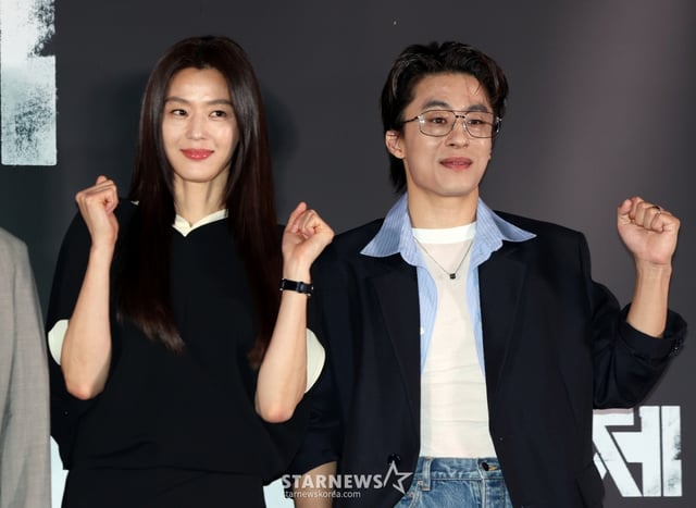 (서울=뉴스1) 김진환 기자 = 배우 전지현과 구교환이 20일 서울 용산구 CGV용산아이파크몰에서 열린 영화 '군체' 기자간담회에 참석해 포즈를 취하고 있다. '군체'는 정체불명의 감염사태로 봉쇄된 건물 안, 고립된 생존자들이 예측할 수 없는 형태로 진화하는 감염자들에 맞서 벌이는 사투를 그린 작품으로 오는 21일 개봉한다. 2026.5.20/뉴스1 Copyright © 뉴스1. All rights reserved. 무단 전재 및 재배포, AI학습 이용 금지. /사진=(서울=뉴스1) 김진환 기자