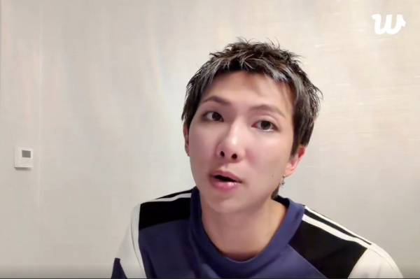 사진 알엠 위버스 라이브 장면