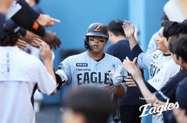 한화 이글스 강백호(가운데)가 28일 창원 NC파크에서 열린 NC 다이노스와 2026 신한 SOL KBO리그 방문경기에서 2회초 동점 솔로 홈런을 날리고 더그아웃에서 동료들의 환영을 받고 있다. /사진=한화 이글스 제공